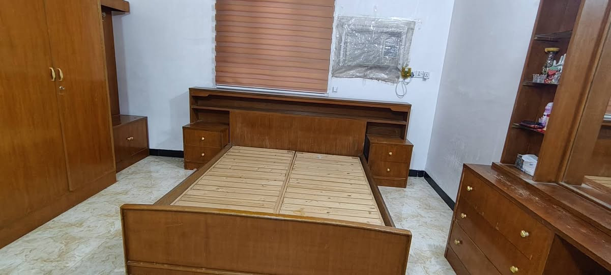 سلام عليكم غرفة نوم خشب صاج للبيع السعر 800 وبيها مجال  للتواصل***********
