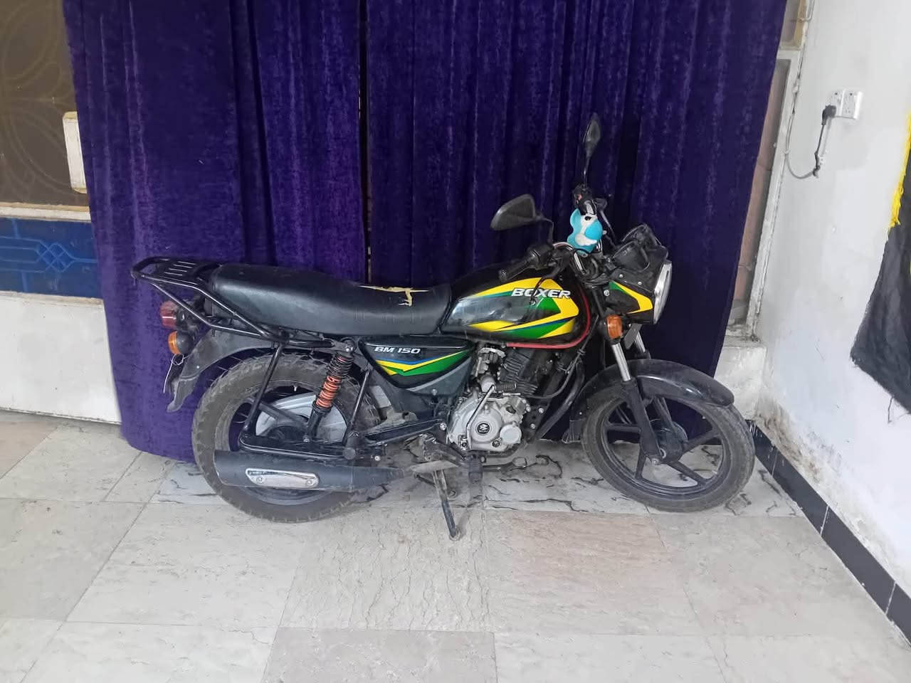 سلام وعليكم 
دراجه بوكسر كلاسك ٢٠٢٣ 
رقم بغداد قديم 
شرط التحويل 
دراجه بيه تبخير بل مكينه 
ما مفتوح المحرك 
السعر مليون ونص وبيه مجال 
مكان بغداد الجديده 
رقم الاتصال *********** 
ملاحظة مكلف بل نشر اني اتصل على صاحبه وما يكون خاطرك اله طيب
