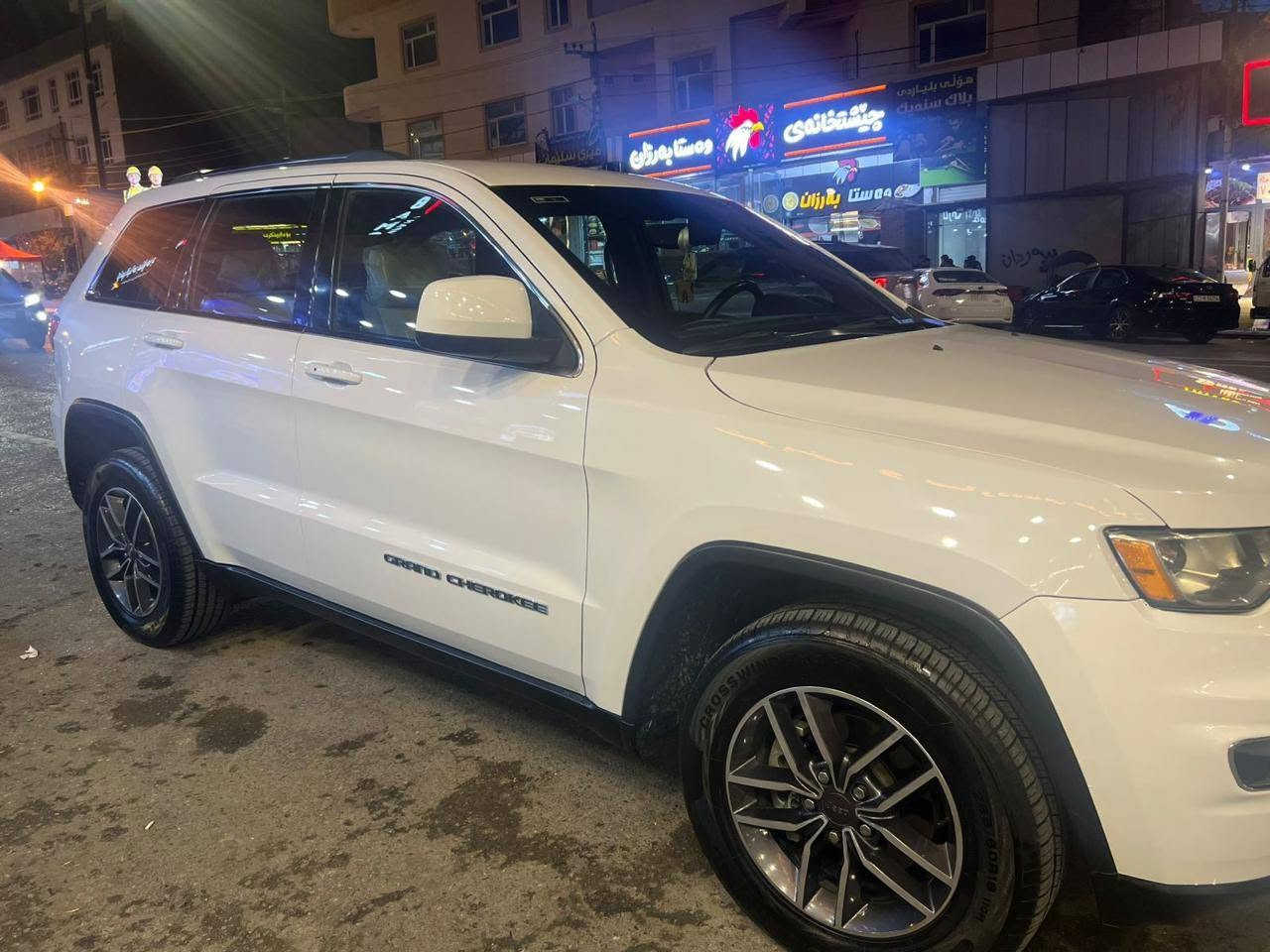 جیب گراند چیرۆکی 2019 
سپی بەفری 4WD
تەنها ٥٨ هەزار ڕۆشتووە 

سەیارەی ماڵی خۆمەو یەک دەستە 
مواسەفات ناوکرێمی، کوشن جڵد، کوشن کارەبایی،شەغال، بەسمە، دوو دەرگا بەسمە،
 ئۆتۆ هۆڵد و ئۆتۆ ستۆپ، شاشە گەورە،کامێرا،
 ڕادار،ئاوێنە فۆتۆ و Assist وە دژە فول، حاسە، دەبڵ ئەکسل، تەبرید دەبڵزۆن 
 تەبرید مەرکەزی ٤ مۆدی لێخوڕی هەیە
‏Sport، Eco، Auto ،manual سیتمی ئۆفرۆد،کاڕپلەی،ڤۆلیۆم و تەحدیدسورعە، تەلەفۆن،لیدی ناوەوە،تراکشن و دژەخلیسک
زۆر مواسەفاتی تر..……

 سعر ٢٢٠ 

زۆر تازە و جوان ماوەتەوە 
بێدەعم و لێدران، ڕەقەم شەنسیم داناوە
زۆر پاک و تازەیە 
٢ پەڵەی بچوک بۆیاخی هەیە لای خۆمان بووە دیاریم کردووە
سپێری دانەگیراوە

ژمارەی خاوەنی 
***********
*********** السليمانية, العراق
