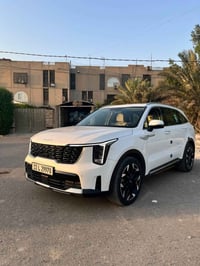 سورنتو موديل ٢٤ السياره مكفوله بالكامل عدى بارد بسيط صاير وره باب السا...