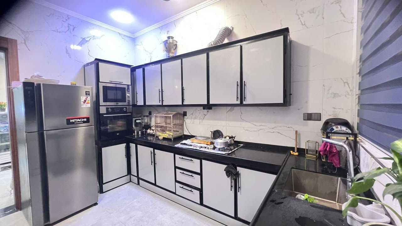 🏡✨ دار 140م² VIP للبيع | الكريعات ✨🏡

📍 موقع راقي هادئ قريب من الخدمات 👑
🗓️ بناء 2025 | مرمر درجة أولى 💎

📐 *مواصفات الأرض:*
📏 140م² | واجهة 8م 📐 × نزال 17م 
🛣️ شارع 10م | تبليط نظامي

🏠 *تفاصيل الـVIP:*
🛋️ استقبال فخم فاصل + هول كبير 
🛏️ 5 غرف نوم
🚿 3 صحيات مرمر معلق ✨
🍳 مطبخ مودرن بلت ان كامل 
💡 ديكور جبس + نجف كرستال + LED مخفي
🚪 ابواب تركي + شبابيك PVC عازل 
❄️ تاسيس سبالت + مروحة سقف

💰 السعر: 425 مليون دينار 
🤝 قابل للتفاوض للجادين فقط 
🚫 معتذرين من الوسطاء

📞 *للتواصل والمعاينة:*
🏢 شركة أصل الجوهرة للعقار والمقاولات
👤 بإدارة: أوس وياسر البحراني 
📱 ***********

🔔 تابع الصفحة حتى توصلك العروض أول بأول 🔔
