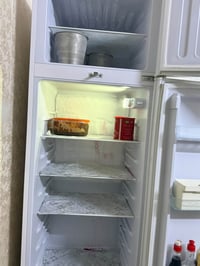ثلاجة • مستعملة ١سنة • نظيفة