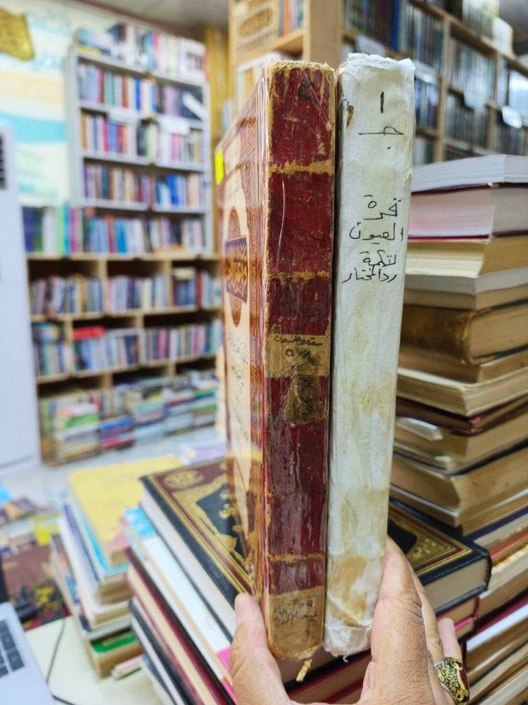📖 طبعة حجرية نادرة وتاريخية
✨ قُرَّةُ عُيُونِ الأَخْيَارِ لِتَكْمِلَةِ رَدِّ المـُحْتَارِ عَلَى الدُّرِّ المـُخْتَارِ شَرْحِ تَنْوِيرِ الأَبْصَارِ (المجلد الأول والمجلد الثاني كاملين).
تأليف: العلامة الشيخ محمد أمين الشهير بابن عابدين.
عمر الطباعة: 141 سنة هجرية (الطبعة الحجرية الأصلية الصادرة عن المطبعة الميمنية بمصر عام 1307 هـ).
الحالة: ممتازة جداً وبدون أي نقص.
السعر: 50.000 دينار فقط.
نسخة تراثية قيمة تُعد كنزاً وثائقياً وفقهياً مميزاً للمحققين واقتناء المكتبات الخاصة والمجموعات النادرة.نبذة مختصرة عن الكتاب: تكملة فقهية معتمدة ومتخصصة تمثل ذيل حاشية "رد المحتار" الشهيرة (حاشية ابن عابدين) في الفقه الحنفي. أتمّ فيها العلامة نجل ابن عابدين (أو ما ألحق بـ "رد المحتار" لتتمة أبواب الفقه التي لم يستوفها والده) تحرير المسائل والدلائل الشرعية والفروع الفقهية على كتاب "الدر المختار" شرح "تنوير الأبصار". تُعد هذه الطبَعة الحجرية الأصلية الصادرة عن المطبعة الميمنية بمصر سنة 1307 هـ خياراً نادراً وقيماً للمحققين وعلماء الفقه الحنفي لضبط المشرع وتوثيق المذهب.
