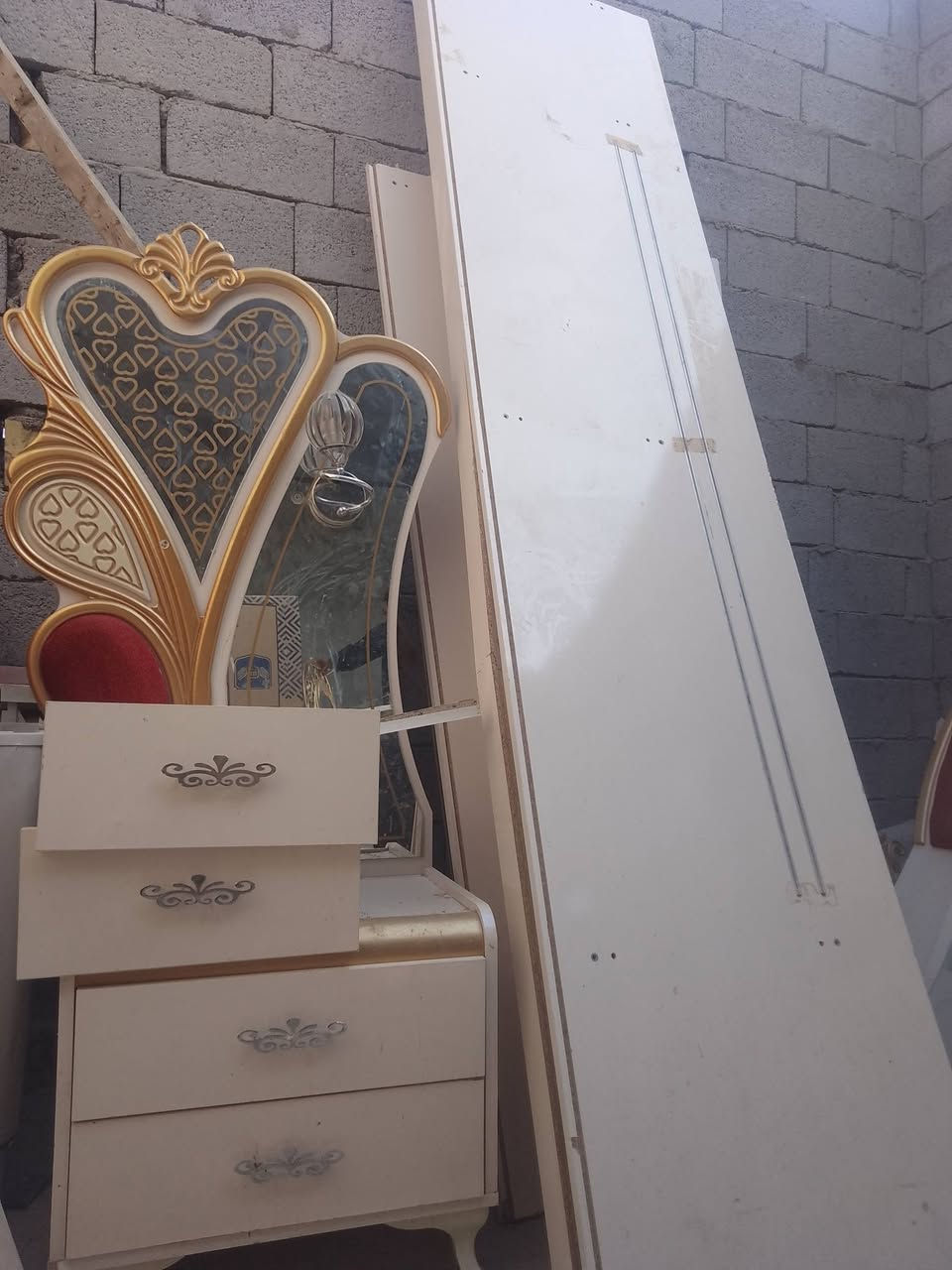 سلام عليكم غرفه اخشاب تركيه للبيع غرفه نضيفه كلش تتكون من جربايه وكنتور4ابواب وميز وعرش مال جربايه الشراي بي خير ويدلل هاذه رقمي ***********يوجد واتساب
