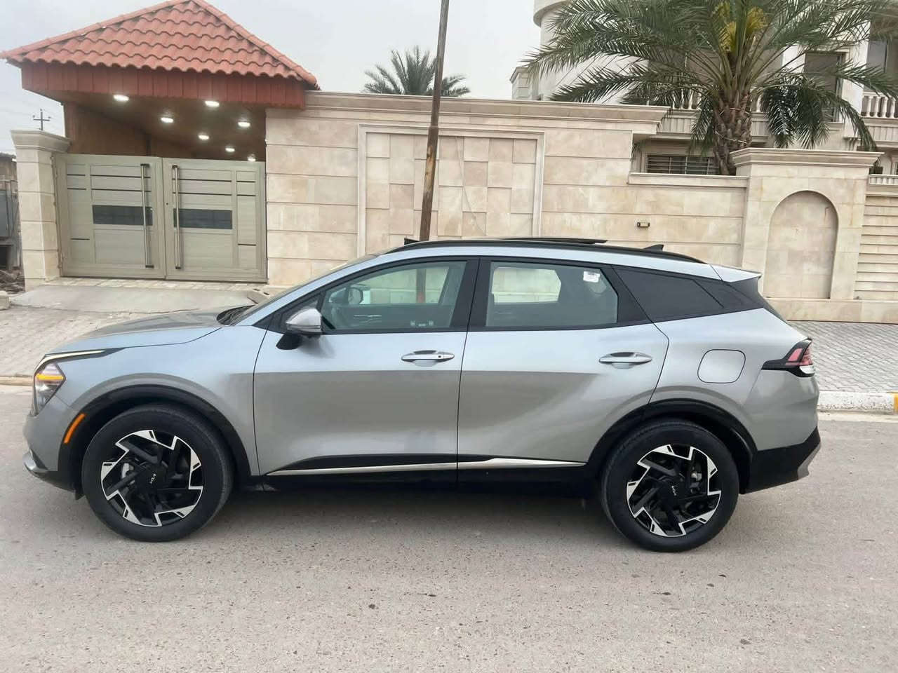 KIA SPORTAGE PLUG-IN  HYBRID SX 2024
📍السياره موجوده في بغداد للتواصل  ***********

كيا سبورتج  هايبرد + بلكن SX 2024 برستيج 
المسافة المقطوعه 45940mi
اللون .سلفر 
محرك. 1600 تيربو هايبرد 
الموديل 2024
مرقم بغداد 

                  ======= الاضافات👇👇 ======
  
فتحة بانوراما 
شاشة كبيره نفكيشن 
رادار امامي
 مانع تصادم
مانع انزلاق 
تحديد مسرب .
نقطة عمياء .
تصحيح مسار 
بصمه تشغيل 
بصمه ابواب 
كاميرا خلفيه 
كاميرا عداد 5 
كاميرا 360
طارة مدفية 
تشغيل عن بعد سياره 
كراسي مدفية + مبرد 
كراسي كهرباء عداد 2 
كراسي جلد 
كراسي ذاكره 
كراسي 5 راكب 
مثبت سرعة
تحكم ستيرن
شاحن وايرلس
هاند بريك كهربائي
حساسات خلفيه + اماميه 
حساسات مانع تجاوز 
ويل قياس 19
دفع رباعي 
باب خلفي كهرباء 
اضويه امامي زنون LED
اضويه خلفيه LED
كشافات LED
دفع رباعي 4X4
نظام GPS+خرائط 
كندشن مركزي امامي او خلفي 
وبلوتوث 
مدخل USB+ AUX
تحريك السيارة عن طريق البصمة 

🚗🚗حادث السياره كما موضح في الصور 🚗🚗

 

للتواصل  / ***********
