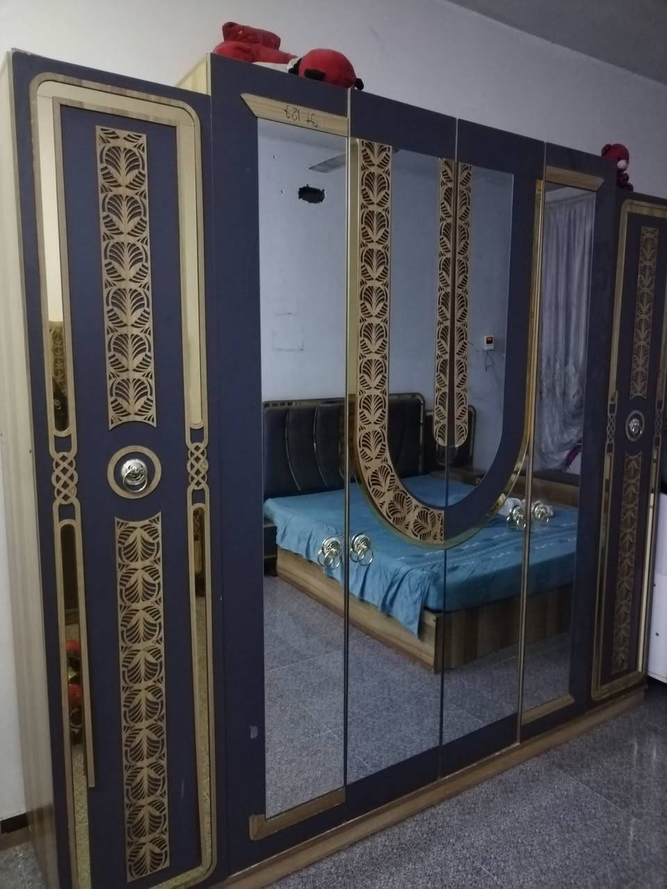 غرفة تركية للبيع ضررها واضح المرايا الطويلة مكسورة وامراية الكنتور فطر صغير واضرار بسيطه للاستفسار على الرقم او ع الخاص *********** ب400 وبيها مجال بغداد حي اور

