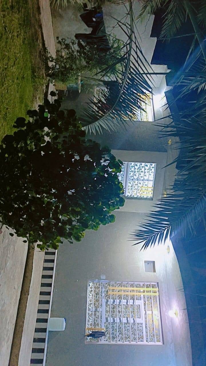 السلام عليكم بيت للبيع حي الجهاد شارع الزنابره قريب أسواق أحمد الجعيفري نزلت الفرن بيت جديد بناء طابوق 
السقف صب يتكون من استقبال مطبخ غرفت نوم صاله صحيات خارجيه صحيات داخليه ارضيه بورسلين جدران سراميك البيت ما ناقصه شي كامل مكمل مساحه 200 سعره مناسب 
ملاحظه الارض زراعيه ومشمول بل تطويب مسجل بل بلديه
***********
