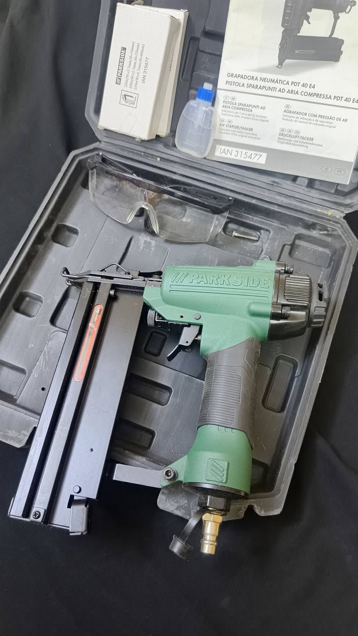 مسدس كبس ومسمار يعمل بالهواء المضغوط (Pneumatic Stapler/Nailer).الماركة: باركسيد (Parkside).رقم الطراز: PDT 40 E4.رقم التعريف (IAN): 315477.المستلزمات الظاهرة: زجاجة زيت خاص بالصيانة والتشحيم. [1]
السعر خاص واتساب ***********
