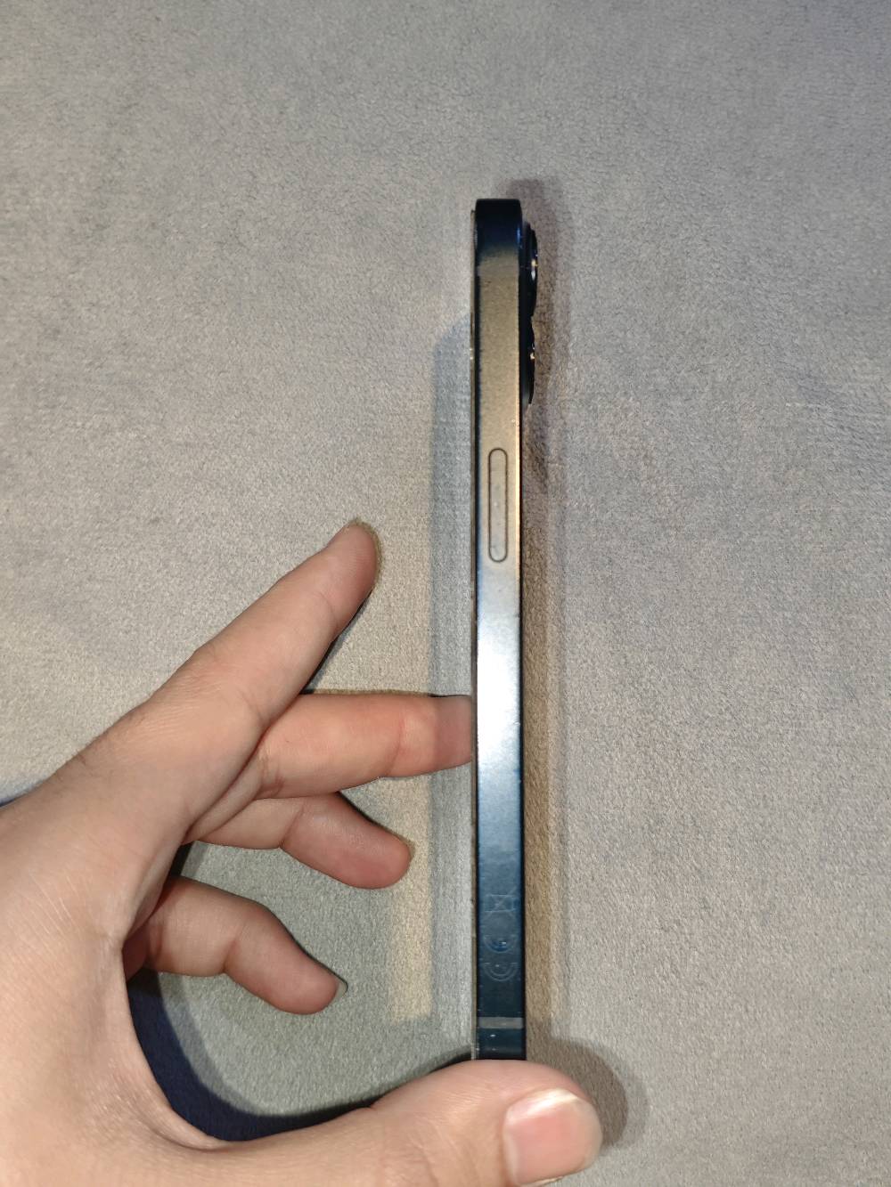 للبيع: iPhone 13 - كحلي مع الكارتونة وملحقاته

الموديل والسعة: iPhone 13 بسعة تخزين 128GB.

الموديل: iPhone 13 - النسخة الأمريكية (MLPF3AA/A)

سنة الإصدار: سبتمبر 2021.

إصدار نظام التشغيل: iOS 26.5.2.

 والملحقات: الكارتونة الأصلية + 2 كفرات حماية.

العرض واللمس: الشاشة الداخلية والألوان واللمس يعملان بشكل كامل.

الأمان: بصمة الوجه (Face ID) تعمل بامتياز وبدون أي مشاكل.

ملاحظات:
الجام الخارجي: مكسور ومفطور من الحواف والزوايا ويحتاج تبديل.
البطارية: صحة البطارية 78% وتظهر رسالة (حالة بطاريتك متدنية جداً / الخدمة).
الهيكل: الظهر نظيف، مع وجود خدوش بسيطة على الإطار الخارجي نتيجة الاستخدام.

السعر 380الف قابل التفاوض