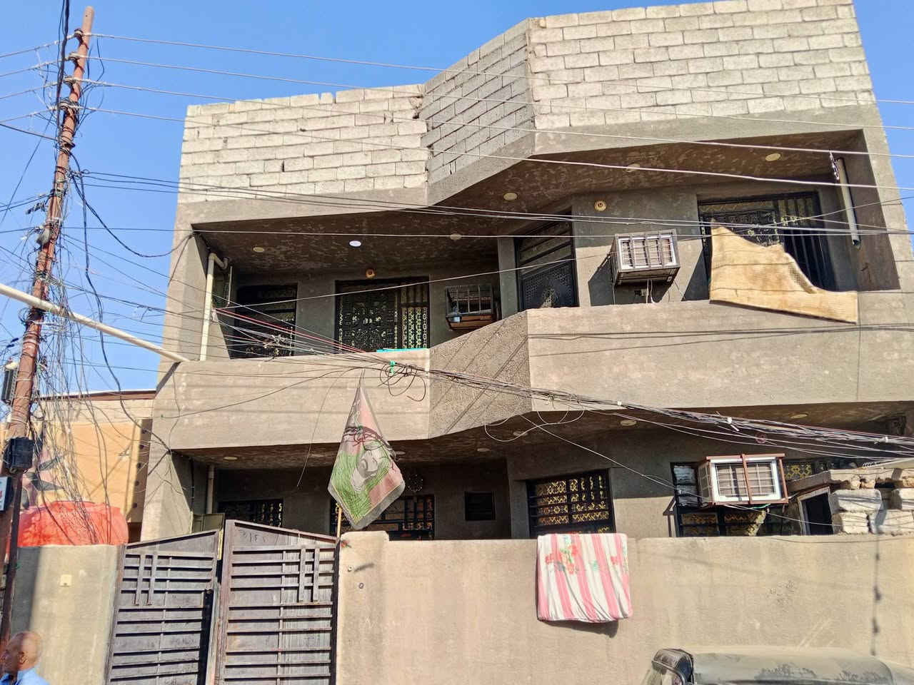 البيت للبيع مساحته 
190متر
البيت يحتوي على ستقبال 
ومطبخ
5غرف
صيحات 2
حمامات2
مناور 2
البيت كاشي جاهز
المكان زعفرانيه دور الصحه 
محله 966زراعي قرب السده الجنابين 
***********
سعر خاص
