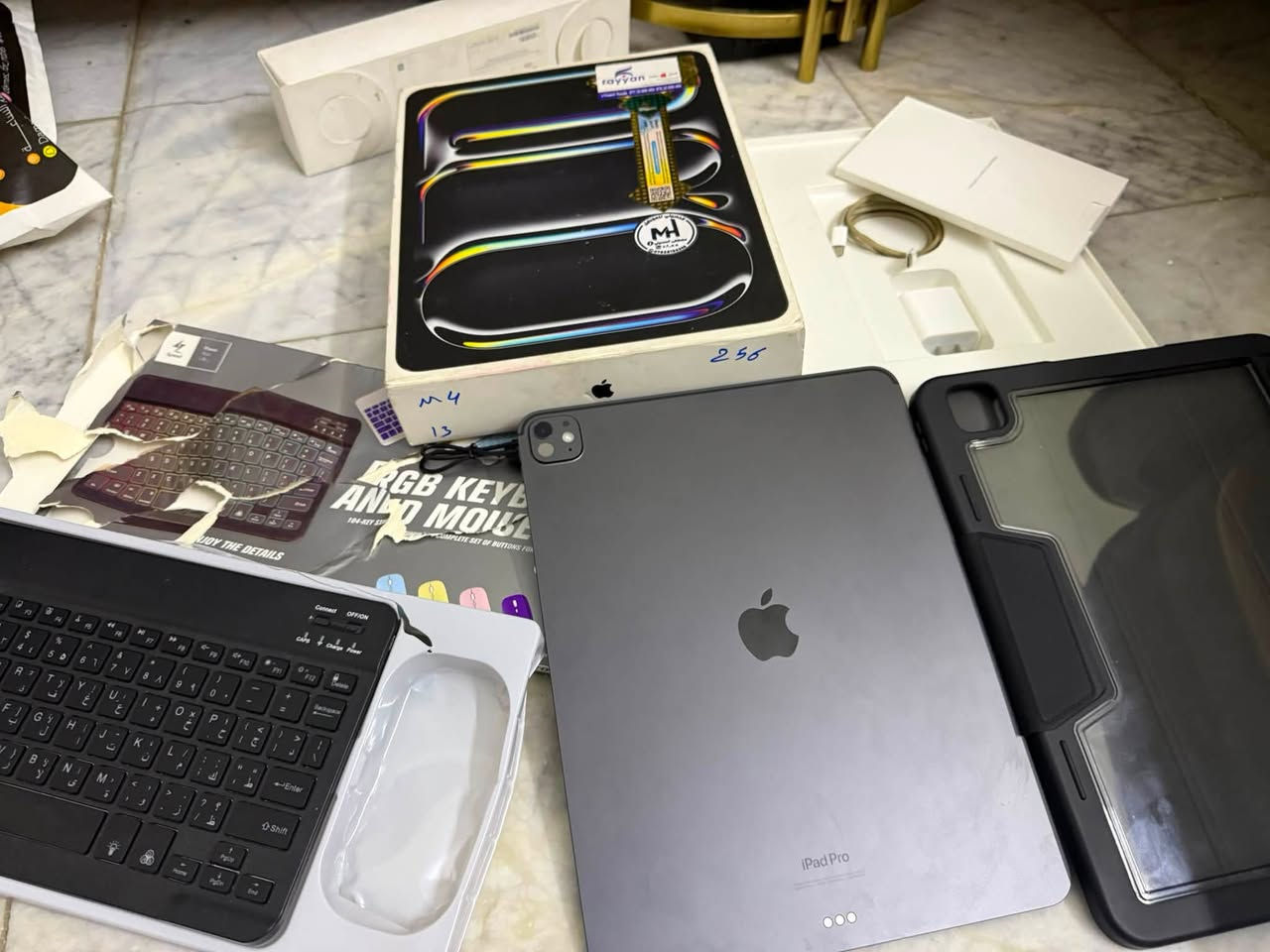السلام عليكم ايباد m4برو حجم شاشه 13 إنش بطارية 88كل محلقاته وشاحنته الاصليه موجودا ويا ايضاً كيبورد بس لزمه ول كفر 45 الف جهاز آخو جديد شخط مابي السعر مليون 290 الف وبي مجال للاستفسار 
***********
