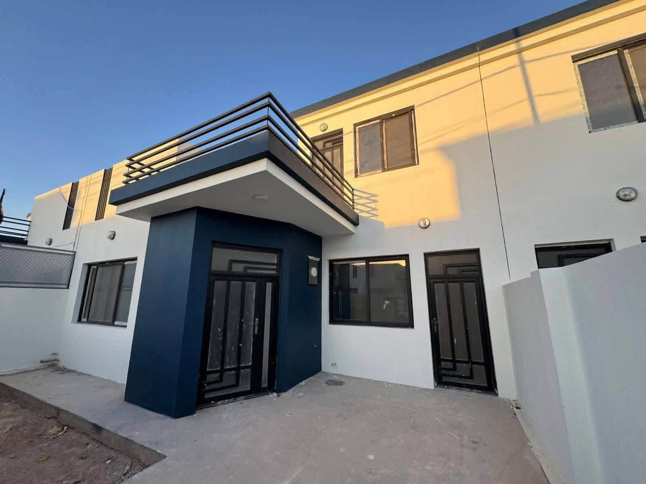 دار للبيع - في مجمع النخيل السكني 🌴

المرحله الثانيه 🏡

مساحه الدار 200م
- موقع جيد ركن وقريب من الخدمات
- الدار جاهز لسكن ‼️ 

سعر الدار الكلي 167 - الواصل 67
يباع بتطلوعه  .

- تتوفر كافه العروض داخل المجمع ‼️
- جميع المراحل - بيع - شراء - أيجار
للأستفسار الأتصال أو (واتساب)
***********
