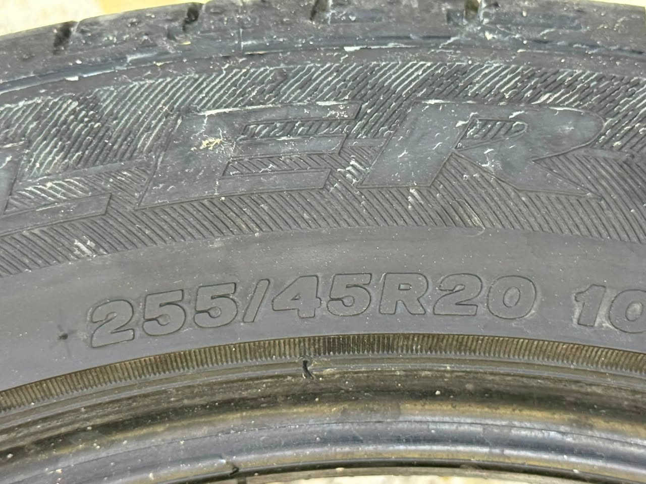 حبايب زوج تاير برجستون ياباني اصلي مال سورنتو حجم 255على 45على 20جديد شديته مده 4ايام فقط الله شاهد 
اشتريته من الشركه مكاني بغداد قرب بسمايه
***********
