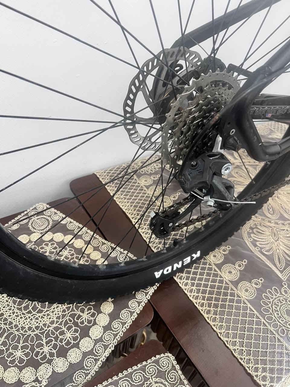 دراجة جبلية ماركة: Univega (علامة تجارية أمريكية أصلية عريقة).  
​الفئة: دراجة جبلية / هجين (Mountain / Trail Bike) مخصصة للطرق الوعرة واليومية.    
الحجم والقياسات
​قياس الإطارات: بحجم 27.5 إنش أو 29 إنش (إطارات رياضية عريضة ومرتفعة).  
​حجم الهيكل (الفرام): ذو تصميم منحرف للأسفل (Low Standover) بحجم يقع بين S (صغير) و M (وسط)، وهو مناسب جداً لراحة الركوب والنزول للأطوال المتوسطة.  
​3. المواصفات الميكانيكية والقطع
​ناقل الحركة (الجير): محول خلفي من شركة MicroSHIFT المعتمدة مع مسننات خلفية واسعة لتسهيل الصعود.  
​المساعد الأمامي: نظام امتصاص صدمات (جامبين) من شركة SR Suntour.  
​الإطارات (الإطارات الخارجية): من ماركة KENDA عالية الجودة.  
​نظام المكابح: فرامل ديسك (Disc Brakes) توفر استجابة وإيقافاً قوياً.  
​الهيكل: مصنع من الألمنيوم الخفيف والمقاوم للصدأ  السعر 180وبي مجال مكاني بغداد تلفون ***********
