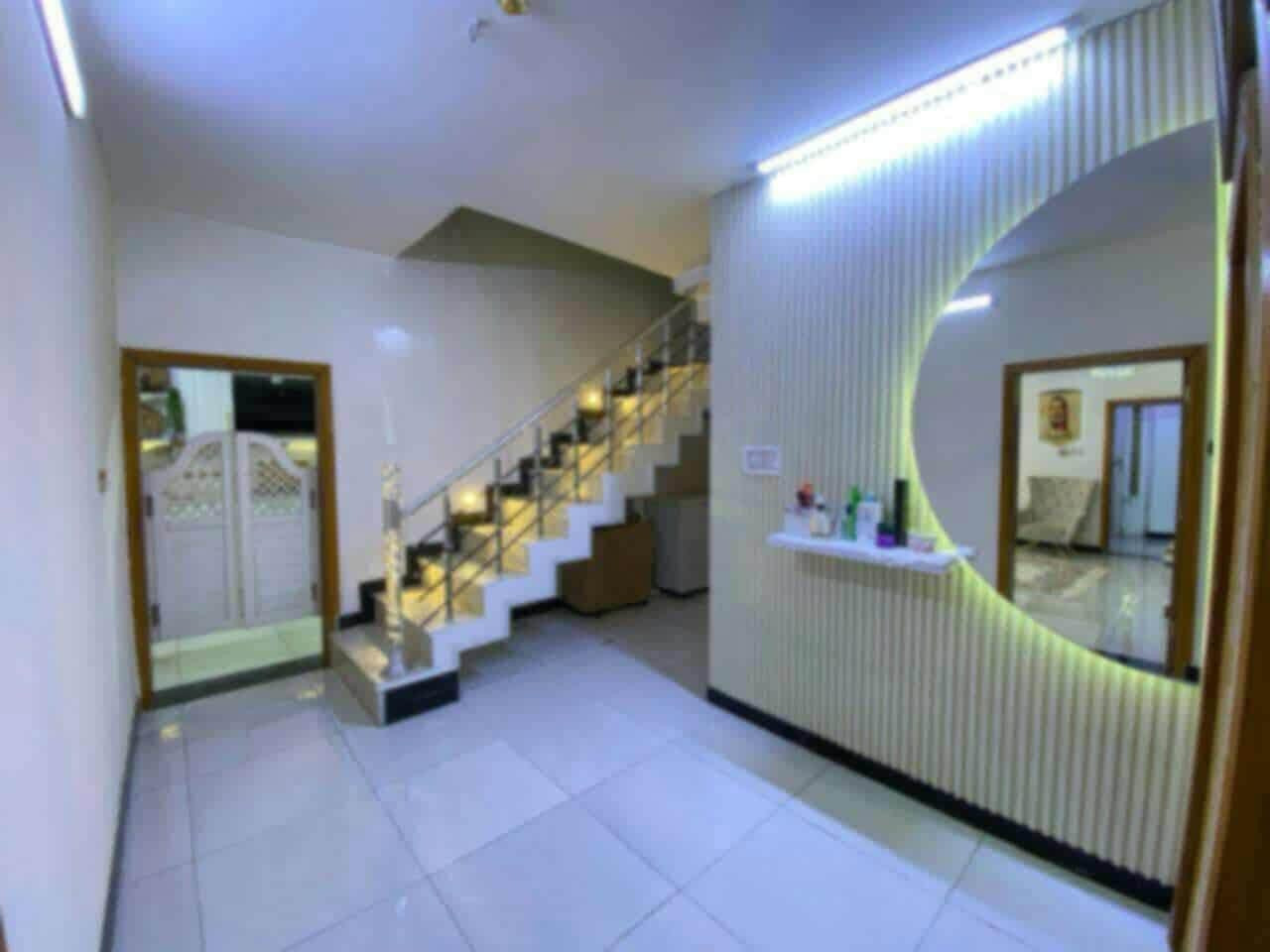 السلام عليكم ورحمة الله وبركاته
بيت للبيع مساحه 240 متر طابو طابق ونص ..
الطابق الاول غرفة نوم 
مطبخ حار وبارد 
استقبال وصاله مفتوحه ع المطبخ البارد 
صحيات عدد 2 خارجي وداخلي
كراج وحديقه 
الطابق الثاني غرفتين نوم وصاله اضافة الى مخزن بالسطح 
الموقع ناحية الوحده قريب ع شارع عشرين ..المعمل 
للاستفسار التواصل ع. الرقم  ***********

