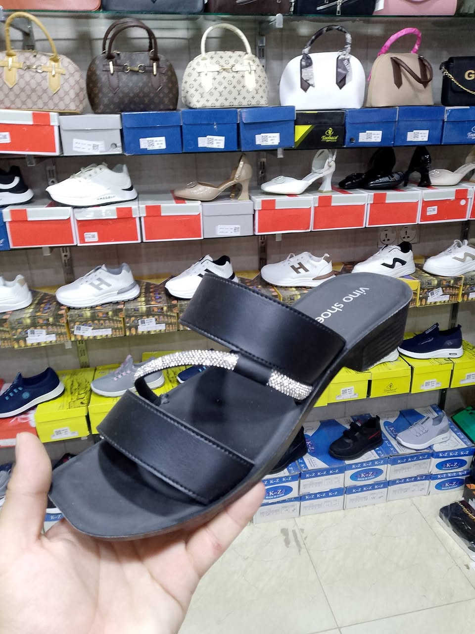 الحمدلله وبفضل الله 🌹 وصول أكثر من موديل جديد داخل معرض اميرتي للحقائب والأحذية 🛍️✨

👡 تشكيلة كبيرة ومتنوعة من الشحاطات:
👨 رجالي
👦 ولادي
👧 بناتي
👩 نسائي
👶 أطفال

🔥 الأسعار من 3 آلاف إلى 5 آلاف فقط
أسعار مناسبة للجميع، وجودة وموديلات ترضي مختلف الأذواق ❤️

✨ أكثر من موديل وشكل ولون
✨ قياسات متنوعة
✨ ومستمرين وياكم بتوفير البضاعة الجديدة بشكل يومي، وما نخليكم محتاجين أي شي إن شاء الله 🙏

📍 العنوان: خانقين – قرب سوبر ماركت فرمان وقرب مدرسة الجرير

🚚 التوصيل داخل خانقين فقط 2000 دينار
📲 للحجز والاستفسار واتساب:
***********

🔥 احجزوا موديلكم قبل نفاد الكمية 🔥
معرض اميرتي للحقائب والأحذية — أسعار نعتادكم عليها وبضاعة مستمرة وياكم ❤️
