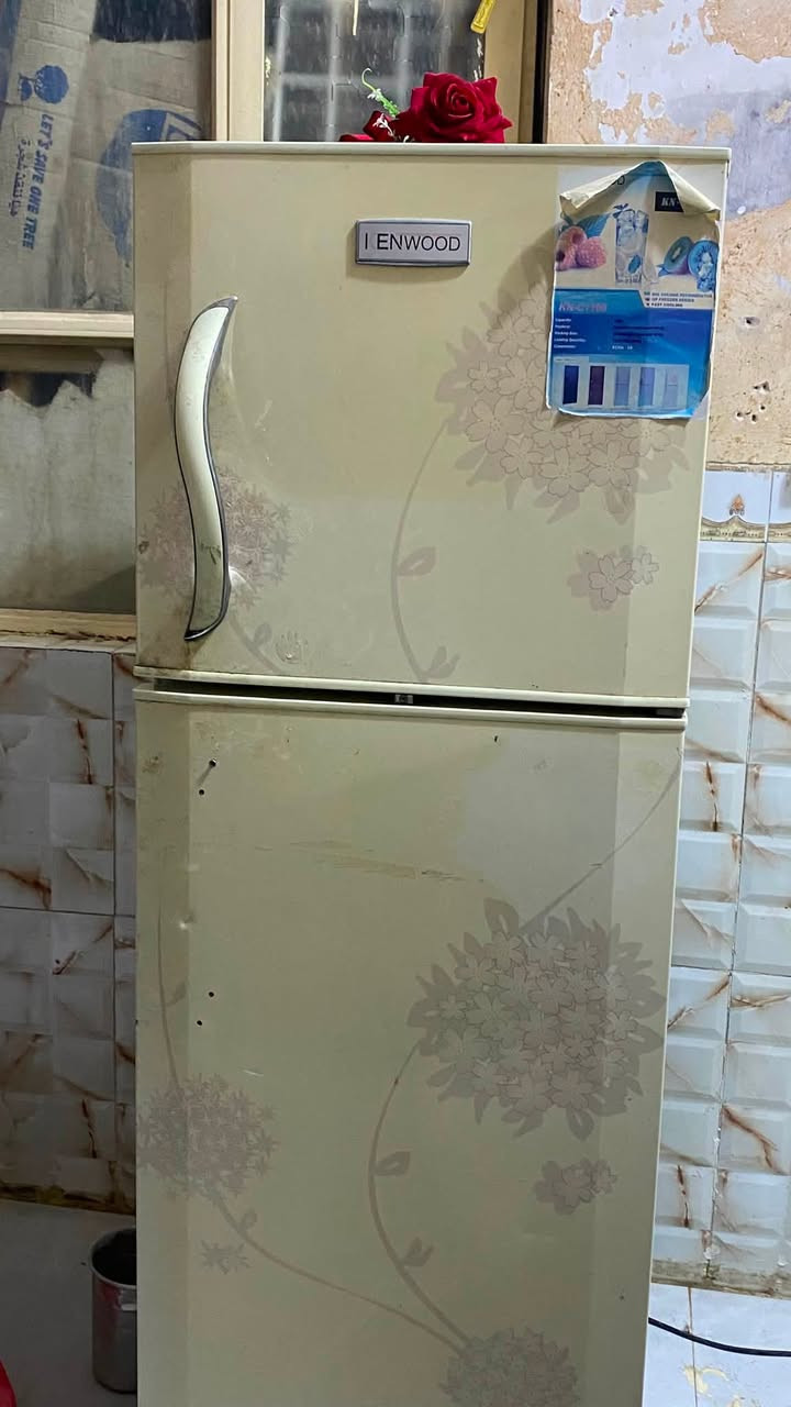 ثلاجه شغاله ونظيفه للبيع
السعر 150وبيها مجال 
للأستفسار ***********
