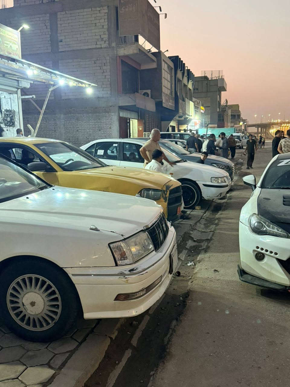 السلام عليكم معرض الحسن (ع) يعلن عن بيع السيارات بالنقد والاقساط والمراوس المكان النجف الاشرف حي الجامعه مقابل قصر الثقافه تواصل عن طريق وات ساب ***********
