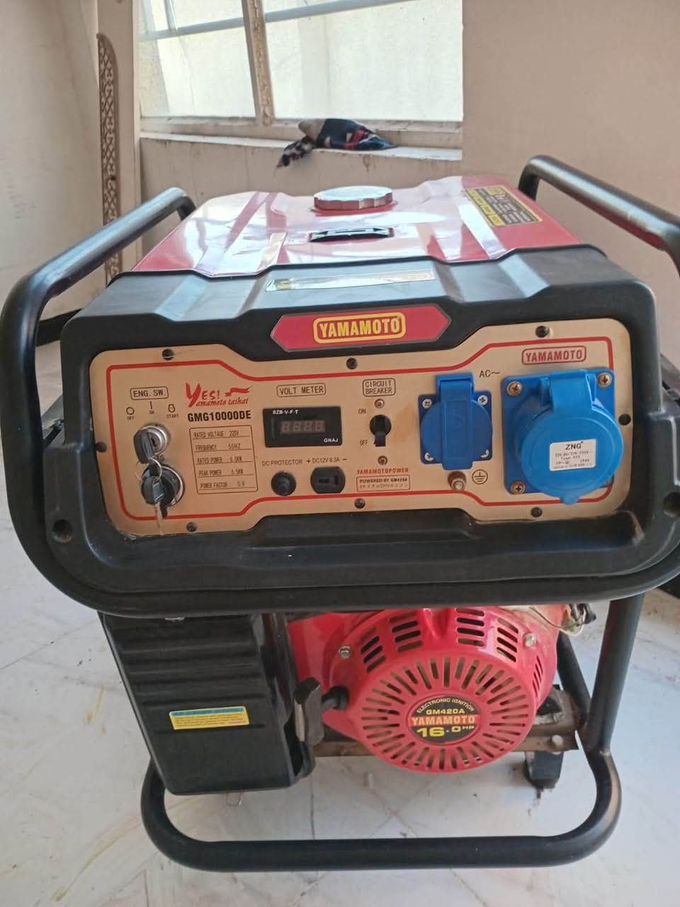 مولدة ياماموتو بنزين (7.5 KVA) للبيع، بحالة ممتازة وشبه جديدة.المواصفات الفنية:الماركة: Yamamoto Taihai (ياماموتو الأصلي).الموديل: GMG10000DE (لوحة ذهبية).القدرة القصوى (Peak Power): 7.5 KVA (كيلو فولت أمبير).القدرة المستمرة (Rated Power): 6.0 KW (كيلو واط).التيار الكهربائي: تعطي حوالي 30 أمبير صافي حمل.الجهد (Volt): 220 فولت (تردد 50 هرتز).قوة المحرك: محرك عملاق بقوة 16 حصان (مديل GM420A) يتميز بالعزم العالي والكفاءة الاقتصادية.نظام التشغيل: نظام تشغيل مزدوج (سلف يدوي بالسوِتش + هندل حبل للظروف الطارئة).لوحة التحكم وعناصر الأمان:شاشة ديجيتال (Volt Meter) لقراءة الجهد والتردد وساعات العمل.جوزة أمان (Circuit Breaker) لحماية المولد من التحميل الزائد.منفذ شحن DC للبطاريات (12 فولت / 8.3 أمبير).خروج كهرباء (AC) يحتوي على مأخذين (مأخذ اعتيادي أزرق + مأخذ صناعي ضخم مغطى للحماية).ملاحظات إضافية يمكنك إضافتها بحسب حالة جهازك:ملف المولد نحاس 100% لضمان تحمل العمل الشاق والحرارة العالية.خزان وقود كبير واقتصادي في استهلاك البنزين.المولد يحتوي على إطار حديدي متين للحماية وسهولة النقل.

للاستفسار على هذه رقم  ***********
