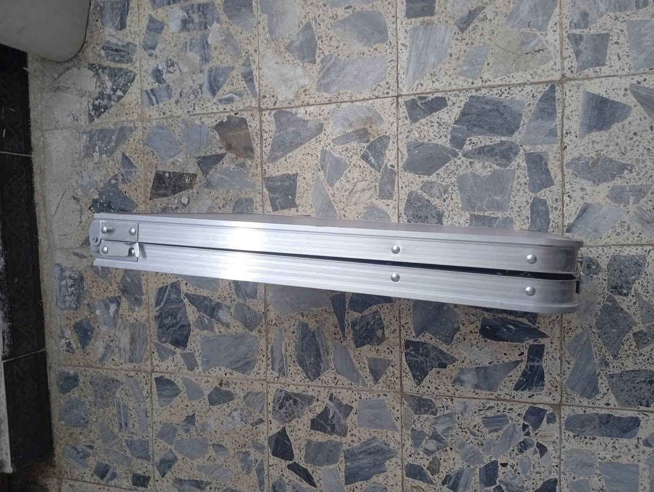 ميز للبيع قابل للطي السعر ٣٠ الف 
وكما موضح بالصور 
العنوان بغداد بلديات الصحفيين 
***********
