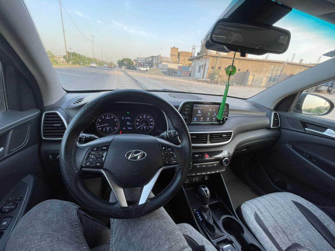 سلام عليكم توكسان موديل 2019 وارد امريكي مكينه 2400 رقم بغداد انكليزي بأسمي مكان السياره كربلاء الضرر موجود بلصور مع السونار تبريد تدفئه سياره جاهزه مواصفات 
بصمه تشغيل وابواب 
رادار امامي وجانبي 
مانع تصادم 
اوتو هولد
سايد بريك دكمه 
نقطه عمياء 
درايف مود 
شاشه كار بلي 
تدفئه بلكشنات 
وبعد بيها مواصفات 
السعر 145 وبيها مجال 
*********** كربلاء, العراق
