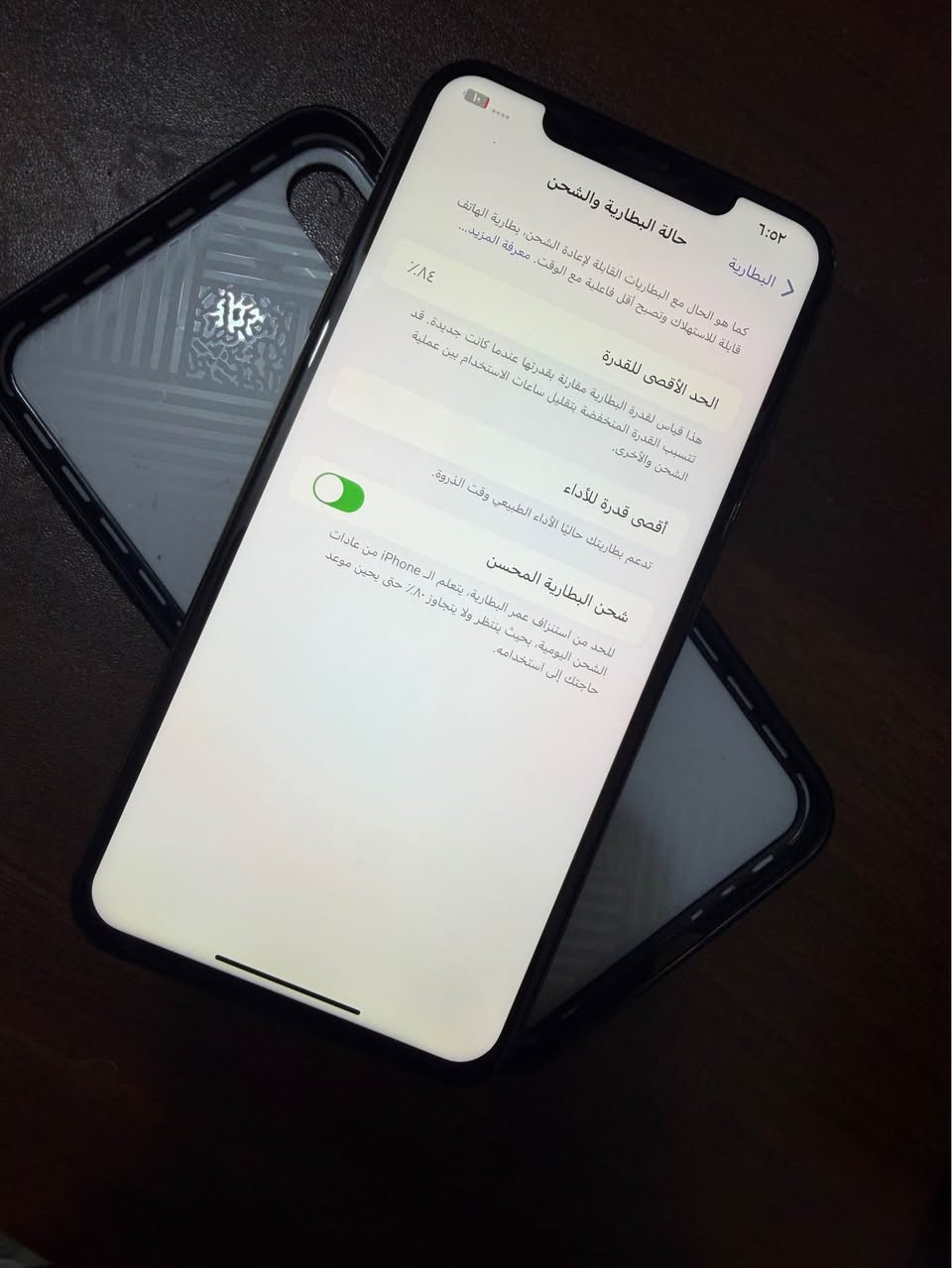 ايفون اكس ماكس 256GB
الظهر مفلش بطارية 84‎%‎
الهاتف بحالة جيدة كله شغال الفيس ايدي شغال
السعر 150 الف مكاني النجف
*********** النجف, العراق

نص مكتوب في الصور:
- ٦:٥٢ البطارية < حالة البطارية والشحن كما هو الحال مع البطاريات القابلة لإعادة الشحن، بطارية الهاتف قابلة للاستهلاك وتصبح أقل فاعلية مع الوقت. معرفة المزيد... الحد الأقصى للقدرة ٨٤٪ هذا قياس لقدرة البطارية مقارنة بقدرتها عندما كانت جديدة. قد تتسبب القدرة المنخفضة بتقليل ساعات الاستخدام بين عملية الشحن والأخرى. أقصى قدرة للأداء تدعم بطاريتك حاليًا الأداء الطبيعي وقت الذروة. شحن البطارية المحسن للحد من استنزاف عمر البطارية، يتعلم الـ iPhone من عادات الشحن اليومية، بحيث ينتظر ولا يتجاوز ٨٠٪ حتى يحين موعد حاجتك إلى استخدامه.