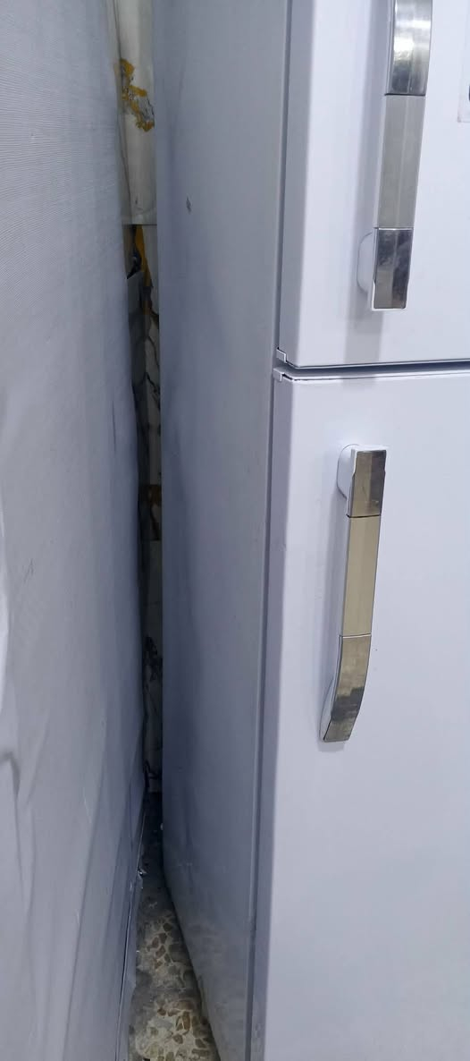 ثلاجه للبيع سعر ٣٠٠ وبيها مجال عنوان الخطيب الزراعي
***********

