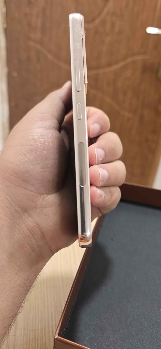 Rose Gold  Galaxy S22 نظيف وكفالة من أي عطل، النسخة اليابانية المرغوبة (Docomo) اللي تدعم تسجيل المكالمات تلقائياً! الجهاز يجي بذاكرة عملاقة 256 جيجابايت، ويدعم شبكات الـ 5G السريعة، مع أحدث نظام أندرويد وكافة ميزات الذكاء الاصطناعي (Galaxy AI) الجديدة. الجهاز شاشة وكاميرات ونظافة على الشرط وبسعر قفل 350 ألف دينار عراقي!
​للحجز والاستفسار التواصل مباشر على الرقم: *********** (واتساب أو اتصال). بغداد, العراق

