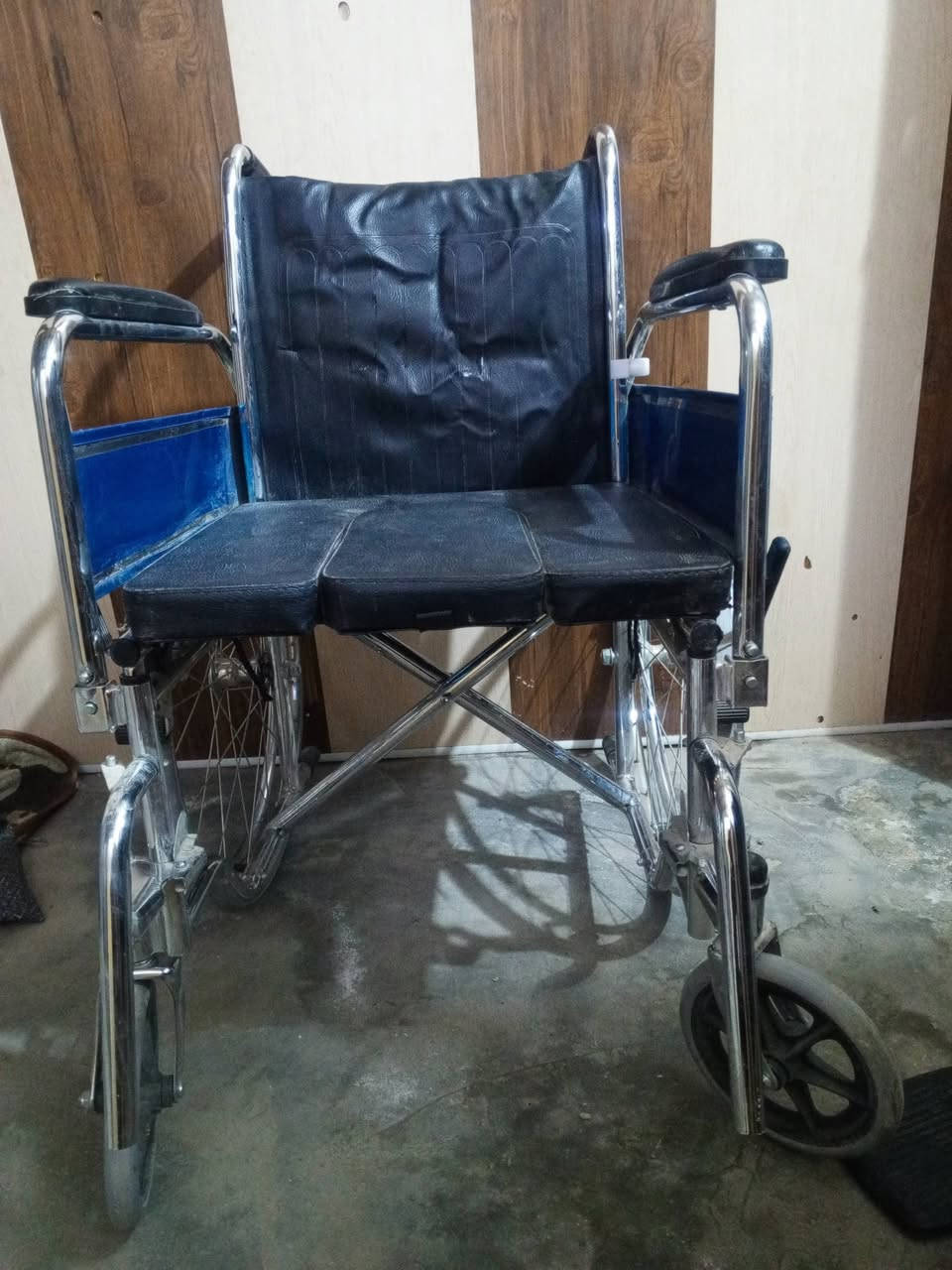 رسلام عليكم عربانه جديده بعدهي مامستعملة حته دوسات رجلين ماشادهن سعرها 60 رقمي *********** مامتوجد على الفيس
