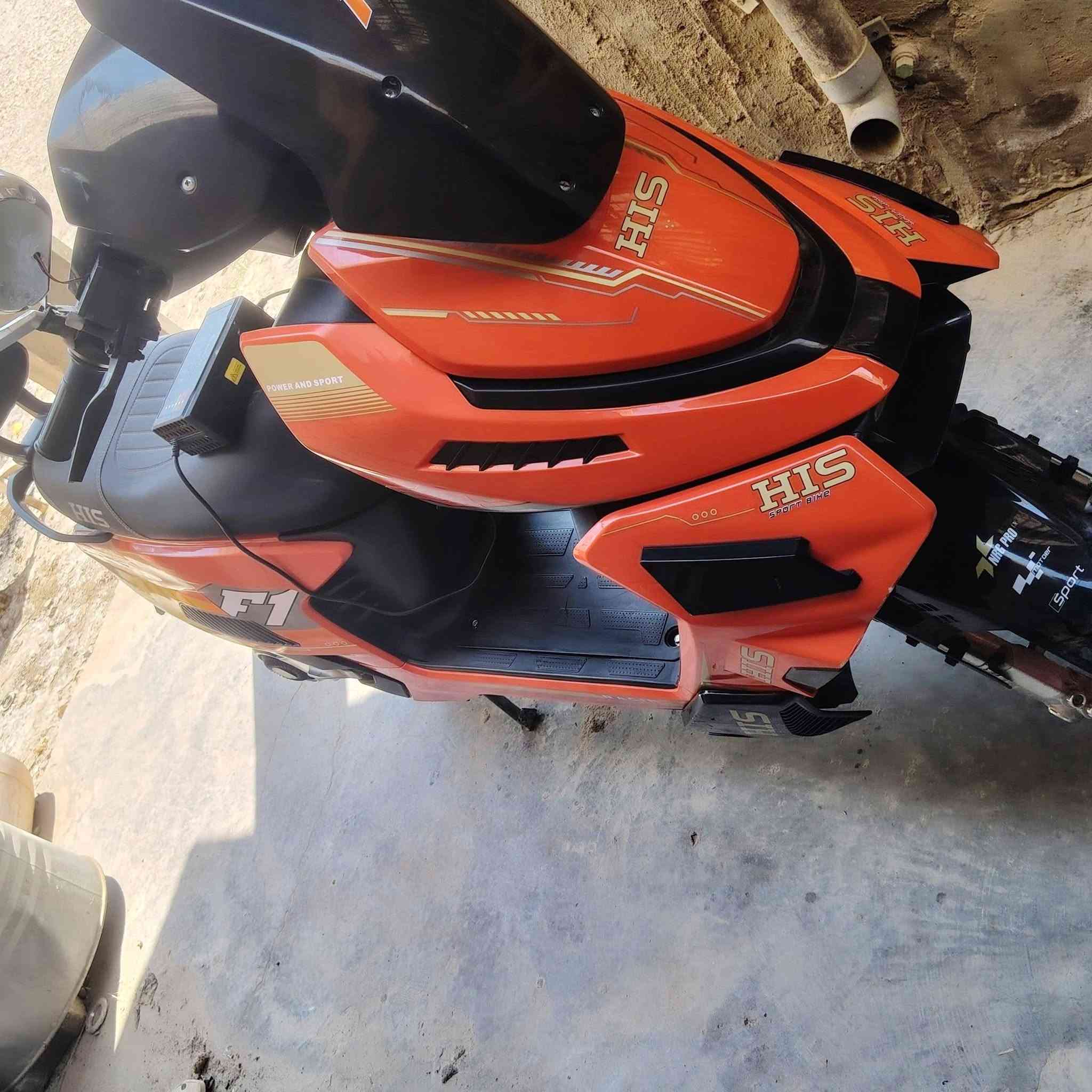 من رخصه الدمن السلام عليكم دراجه شحن HIS الفضائية طراز F1 ملف 3000w 72v32a تخم بطاريات جديده وشاحنه جديده اصليه ولي) دراجه كلش حلوه سرعته الحقيقيه توصل 90 رايده 900 وبيه مجال بسيط *********** واتساب
