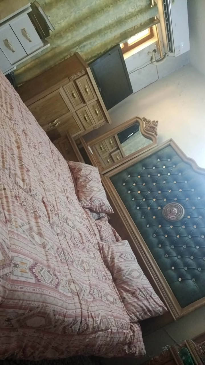 غرفه نوم مستعمله ممصبوغه هذا لونها الأصلي أريدها ميلون ونص ٧ قطع
***********
