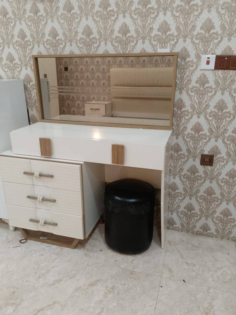 للبيع غرفه نوم شرط النظافه 7 قطع سعره 750 للاستفسار اتصل
***********
