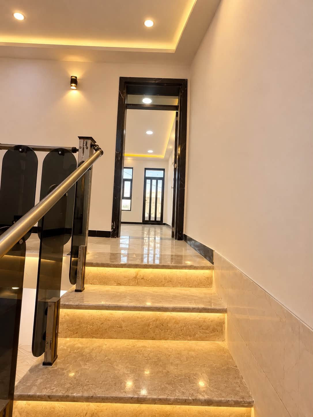 � دار للبيع في بغداد – الدورة / البوعيثة
فرصة مميزة لامتلاك دار سكني بموقع راقٍ داخل مجمع الحليم السكني، من أرقى المجمعات السكنية في منطقة البوعيثة، والمجمع يتميز بتوفر كافة الخدمات: ماء، كهرباء وتبليط، والشارع بعرض 8 أمتار.

🔹 مساحة الدار: 100 متر
🔹 الواجهة: 6.25 متر
🔹 النزال: 16 متر
🔹 مدخلين مستقلين: مدخل للصالة ومدخل للمطبخ
🔹 منور داخلي يصلح كحديقة صغيرة مع شلال
🔹 الطابق الأرضي: غرفة نوم كبيرة + صحيات
🔹 الطابق الثاني: غرفتي نوم، إحداهما كبيرة بواجهة وبلكونة، والثانية فوق غرفة النوم الأرضية
🔹 صحيات في كلا الطابقين
🔹 بيتونة + سطحين
🔹 الدار كاملة وجاهزة للسكن

📜 السند: طابو زراعي سند 25
✍️ الإجراء: مكاتبة وتنازل شركة الحليم وإقرار محكمة

💰 السعر جداً مناسب

📸 واللي يريد يشوف التصوير الكامل للدار من الداخل أو يرغب بـ معاينة العقار ومعرفة السعر، يتواصل معنا على الخاص أو على أرقام الاتصال:

📞 ***********
📞 ***********

نختار لك العقار المناسب بثقة وضمان
