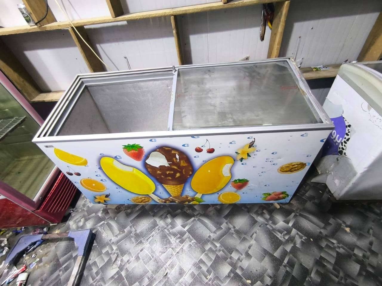 سلام عليكم برادات للبيع مال تعزيلت محل نضاف مكان المجر لكبير ***********
