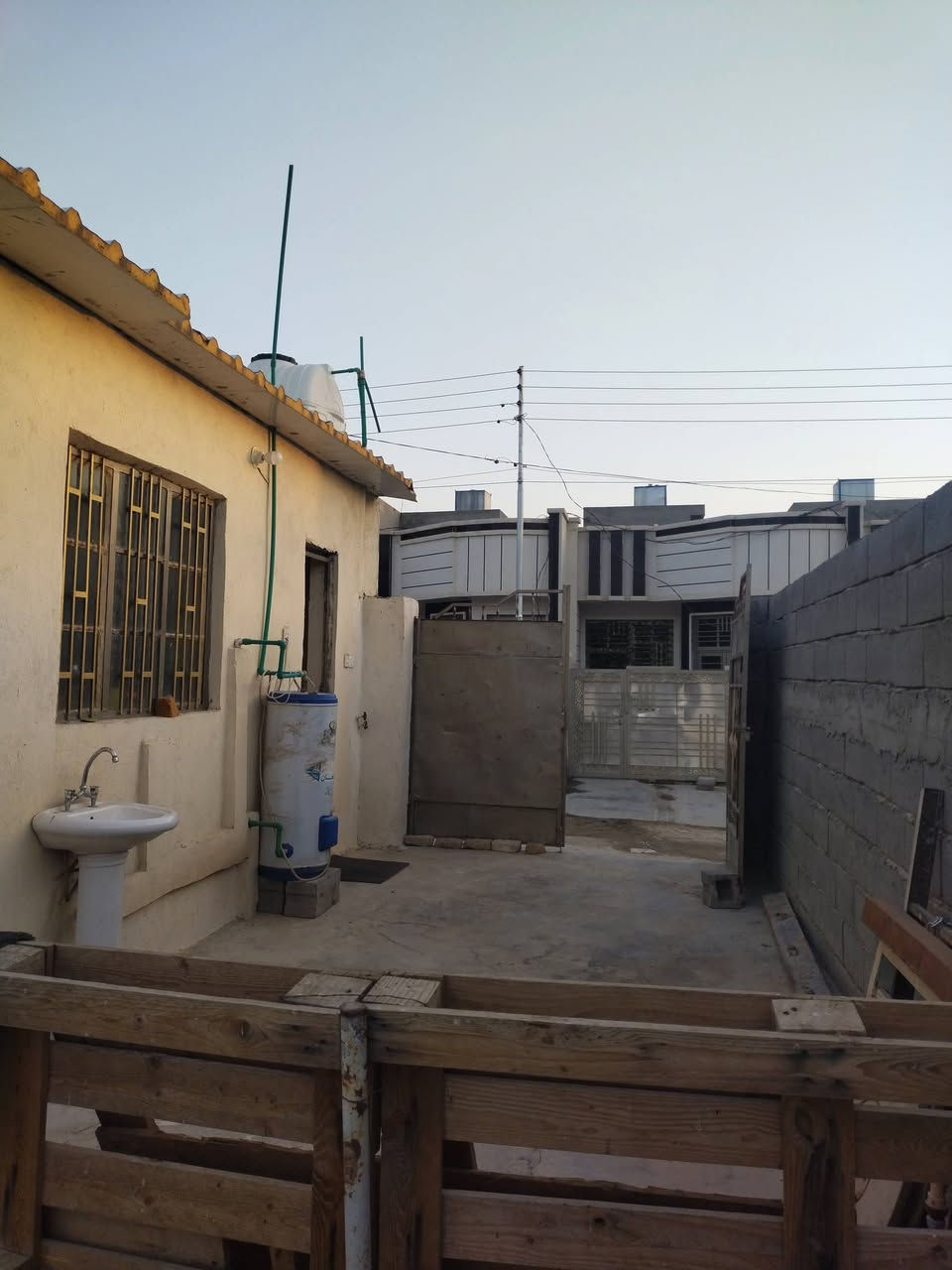 السلام عليكم 
اتريد تحسبها قطعه أو بيت مشتمل سقف سندويش بناء بلوك مشتمل كامل من كلشي كيزر+ماء+كهرباء المساحه 200متر العرض 10والنزال 20 الشارع 10متر طابو صرف زراعي باسمي سند أبو الفسفوره ثاني يوم تحويل احولك قرب جامع عبد الرزاق الظاهر هاي صورها ومقطع الفديو السعر 43 الاتصال *********** أو مراسلة الصفحه

