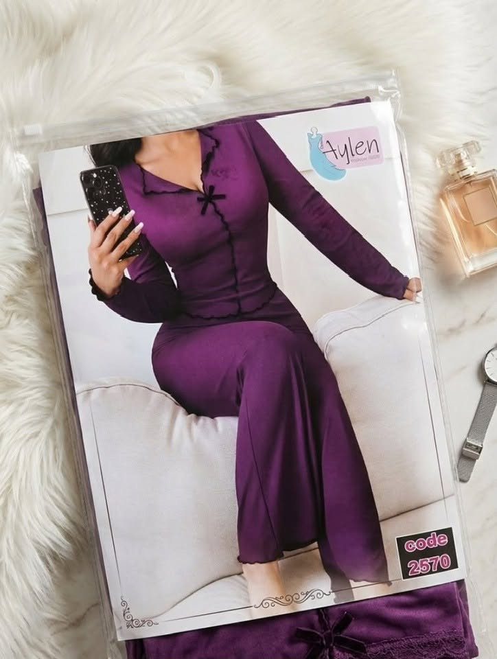 السعر 5.  الف

نص مكتوب في الصور:
- قطعة
- 640
- CODE: 01015
- Aylen Fashion Wear code 2710
- CAMON 40 Premier 5G  24mm f/1.8 1/50s ISO427
- ايلين Eileen Homewear CODE 2265