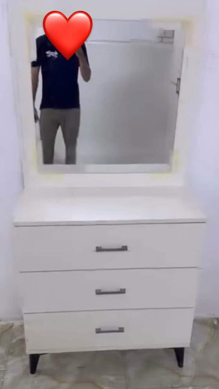 السلام عليكم عندي هاي غرفه للبيع سعر ٦٠٠ وبي مجال الي يحب يراسل هذه رقم  ‭***********‬ مكاني بغداد بالمدينه
