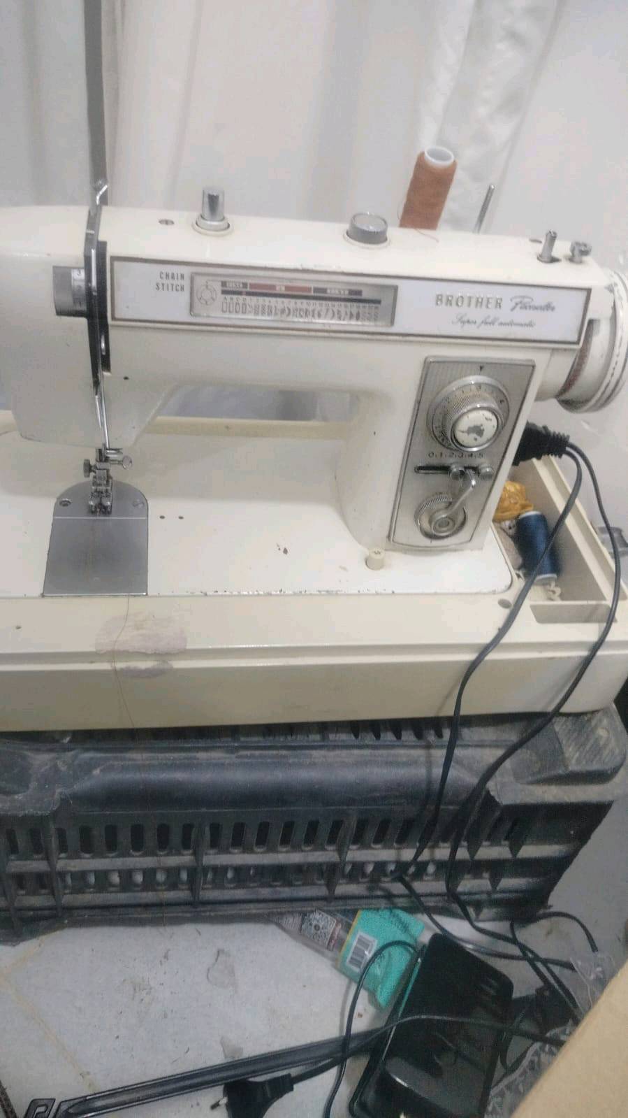 للبيع  ماكينة خياطة Brother ياباني أصلي 🇯🇵  حديد بالكامل الحالة  شغالة تماماً وعلى الفحص والشرط (تخيط وتطرز  ونقشات الميزة  ماكينة من جيل الطيبين هيكل حديد قوي يتحمل الشغل وثابتة جداً أفضل بمليون مرة من البلاستيك الحديث.الملصقات  تأتي مع قاعدتها البلاستيكية وأسلاكها كاملة جودة يابانية تدوم العمر  والجاهز للشراء يتفضل 💰 السعر ( 200)وبيها مجال قليل 📍 المكان  (الناصريه الصخيين)📞 للتواصل (رقم الهاتف ***********)