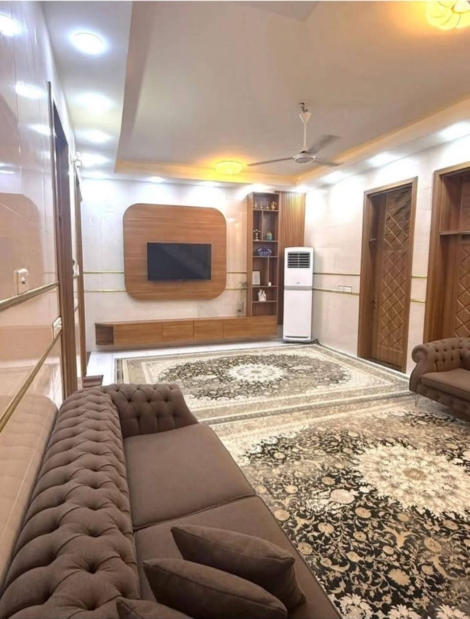 بيت للبيع طريق بغداد حي الحوراء تيل 43 حسينية الباقر بعد 50 متر عن الشارع مساحة 200 متر بي اربع غرف نوم صالة كبيرة اربع حمامات استقبال ومطبخين حار وبارد والبيت طابقين يصلح حسينية وبيت والاستفسار ***********
