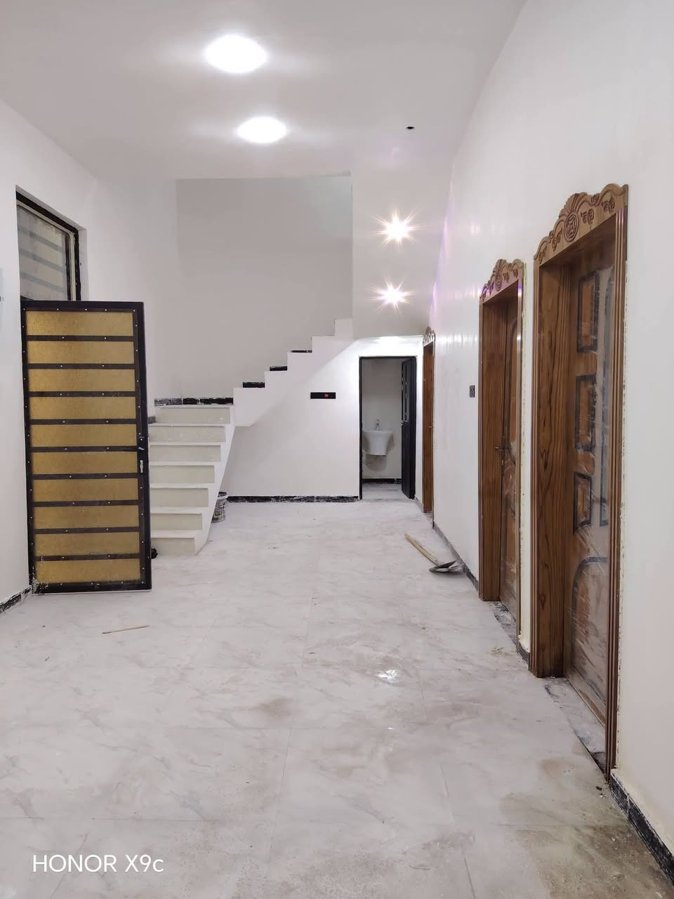 دار للبيع المساحه 200متر🏠
في البصره_شط_العرب_الجزيره 
اليوبه قرب م̷ـــِْن المدارس
يحتوى هاذي الدار علـّۓ 
3غرف منام، أسقبال مطبخ،صاله،
صحيات داخليه خارجيه مناور مع كراج 
جاهز للسكن تسليم مفتاح🔑
الخدمات كامله
نوع طابو صرف زراعي مالك عراقي بيع مباشر
السعر بس ب80مليون وبي مجال للشراء فقط 
للأسفسار 📞
***********📞
***********📞
