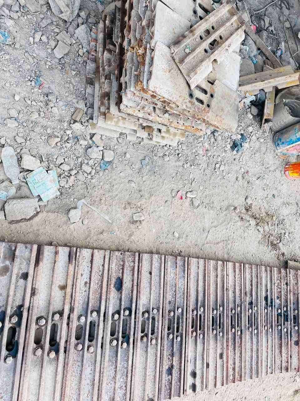 زنجيل حفاره تم استبدال القباقيب من قياس 60سم الى 80 سم وتوسيع مكان البرغي واضافه لنكات كبس بجهاز البريص 

گراج ابو مالك 
لتصليح كافه انواع زناجيل المكائن الثقيله 
احجام صغيره متوسط عملاق باحدث اجهزه البريص 
قطع غياره مستخدم وجديد  
📍بغداد جرف النداف ‭
‭***********‬
واتساب ***********
