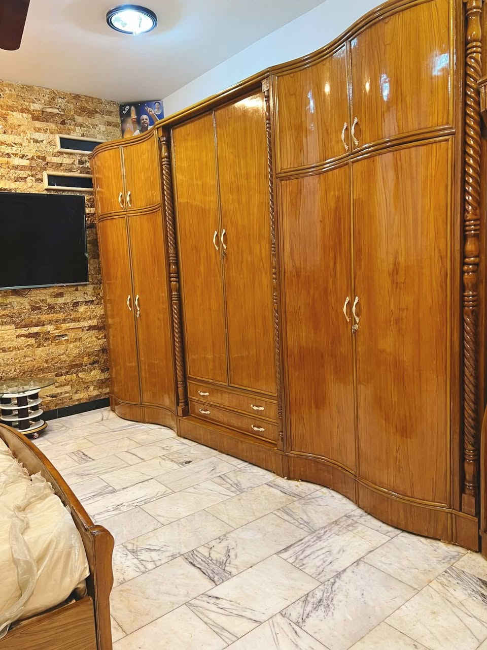 غرفة نوم تسكام صاج داخل وخارج شغل ثقيل ضهر جرجوبه خمسه ملم استعمال قليل مابيها اي ضرر تكمه اخت الجديد مكفوله من الشخط تكمه الواقع احله من الصور العنوان حلة حي الجزائر ***********.  ***********
