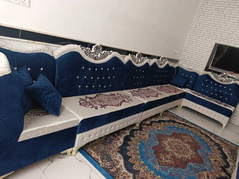 ديوان ملكي شغل درجه اولى الارتفاع ١٣٠سم أسفنج مميز طبي قماش تركي شاومو الظهر دبل سفنج الخشب بلاويد الصفاح جاو روسي حرف U   اثناعشر 12 متر من16الى 18مقعد معا 6 كوشات جديد مستعمل لمدة 10ايام سبب البيع ضيق المكان لكون الأستقبال عندي عرض 3متر للأستفسار أكثر الأتصال على رقم الهاتف *********** مكاني ميسان العماره عمارة, ميسان
