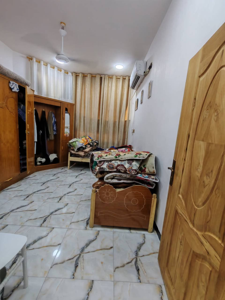 بيت مساحته 100 طابقين شارع7متر خدمات كامله جيران ذهب منطقه حلوه وهدوء
العنوان كريطعه يبعدعن ملاعب سلام 300متر
يتكون من غرفه كلدور على صاله مفتوح مع مطبخ وغرفه وفوك غرفه
مع مجمع صحيات كامل 
طابو زراعي سند25

مكتب وعقارات الوارث
***********

