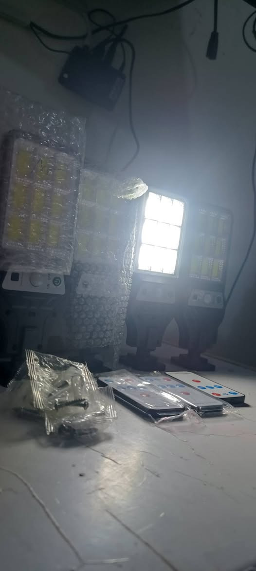 *🔆 وداعاً للظلام وقطع الكهرباء 🔆*
*كشاف ليد شمسي 9 ليد COB قوي + ريمونت*  

✅ *يشحن بالشمس* - بدون كهرباء ولا فاتورة  

✅ *حساس حركة* - من تقرب يشتغل وحده بالليل  

✅ *بطارية قوية* - يبقى 8-12 ساعة منورة  

✅ *ضد الماء* - للمزرعة والحديقة والباب الخارجي  

✅ *يجي ويا ريمونت* تتحكم بيه من بعيد  

*السعر: 25 الف دينار فقط*  

*توصيل داخل خانقين مجاني* ***********
