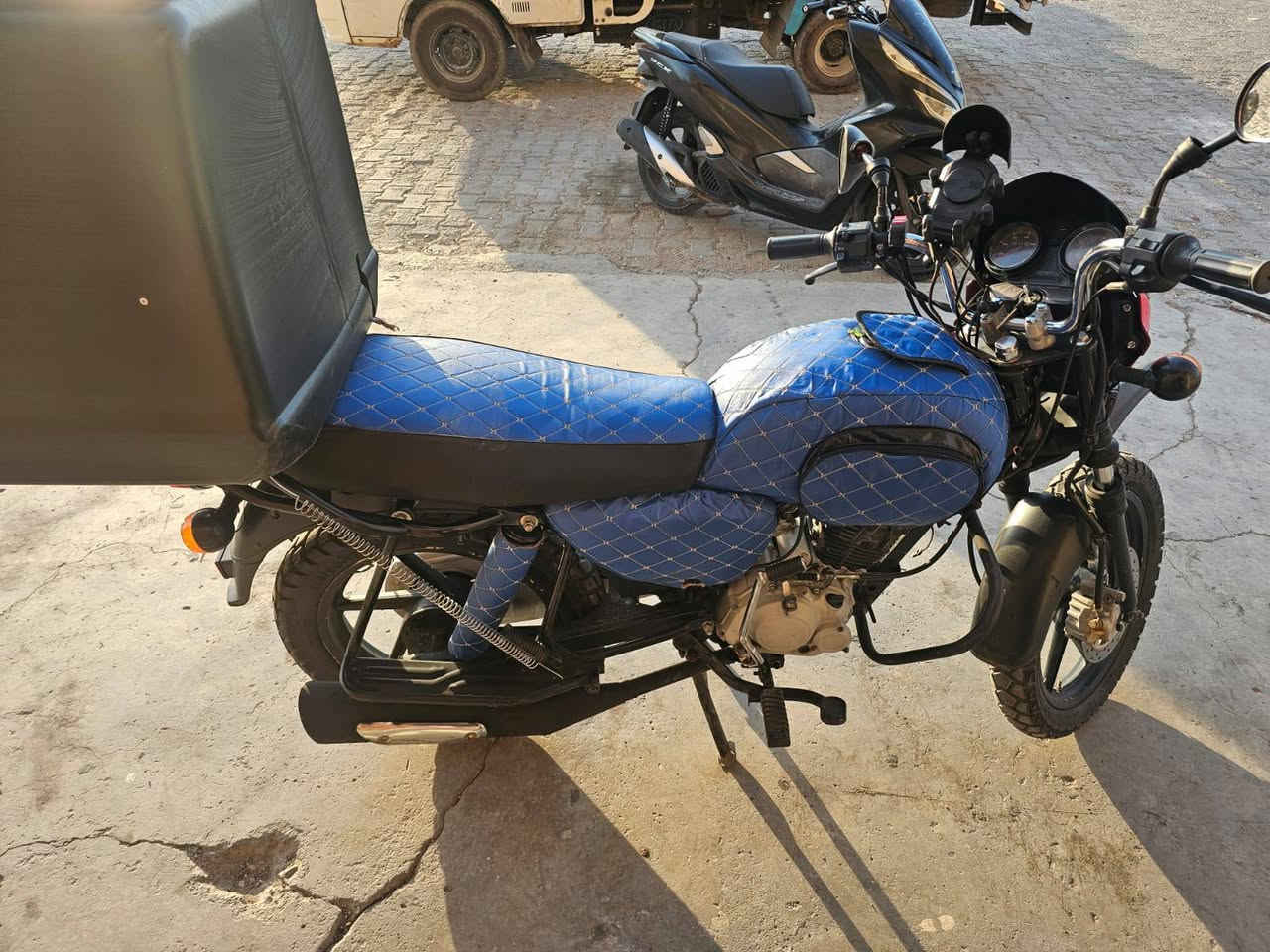 بوكسر 22 دراجه كامله مكمله رقم حله مشروع وطني وين ما كان تتحول هزه جديده تحويلها يكلف 60الف تحويل ثاني يوم مجفته قبل شهرين تقريبا وبيها ضمان 4اشهر باقي دراجه من يدك للشغل
الغراض لي بيها : 
خوذه سعرها ٤٠ الف 
سماعه خوذه ٢٥الف 
ستان شحن لاسلكي وشحن سريع ب ٢٥ الف 
صندوك دراجه ب ٤٠ الف
الدراجه من يدك للشغل كبل 
سعرها 2100 وبيها مجال للطيبين @إشارة 
***********
بوكسر 22 دراجه كامله مكمله رقم حله مشروع وطني وين ما كان تتحول هزه جديده تحويلها يكلف 60الف تحويل ثاني يوم مجفته قبل شهرين تقريبا وبيها ضمان 4اشهر باقي دراجه من يدك للشغل
