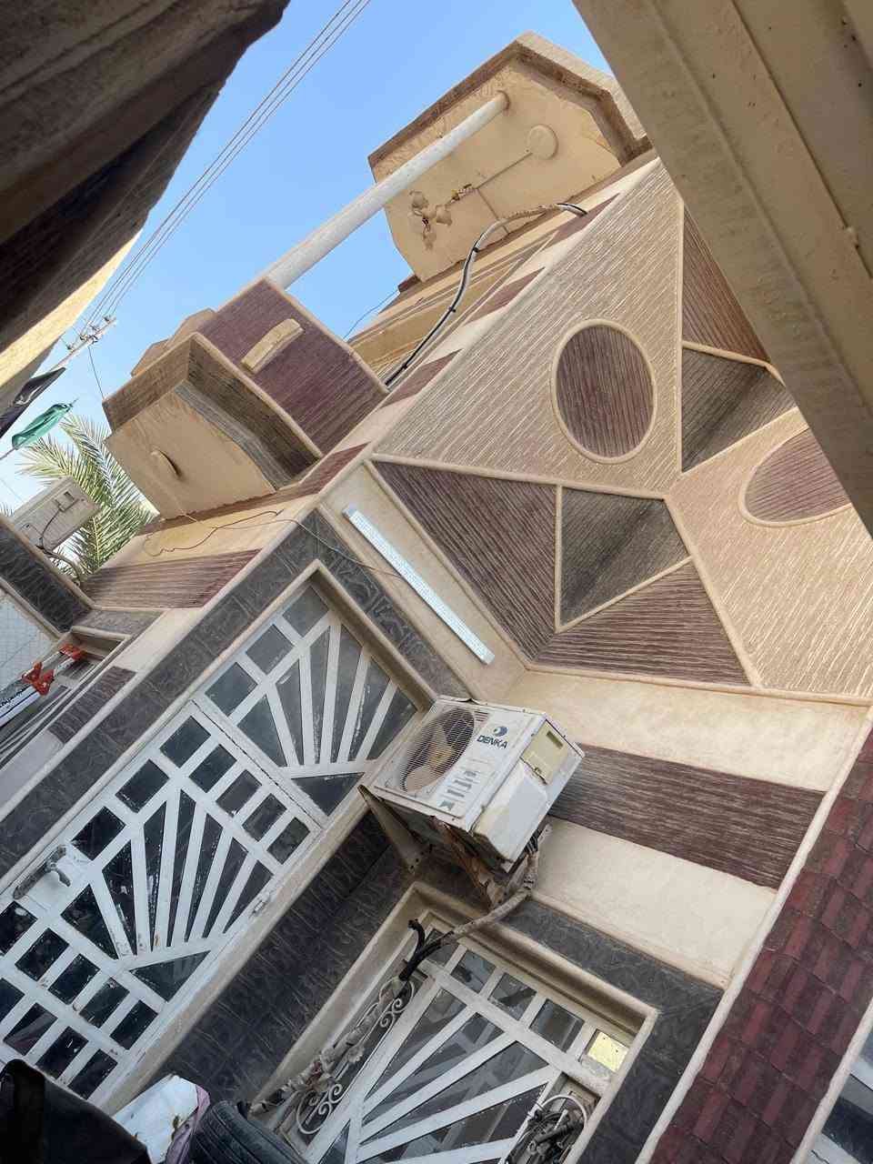 سلام عليكم
بيت مساحته 100مربع 10في 10 في شارع حسينيت البقيع البيت ركن  مجاري مربوطه البيت طابقين يحتوي على ثلاثة غرف منام اثنين كبار واحده مال اطفال من  ظمن غرفا  منام كراج  يسع سياره حمام خارجي صطح شتايكر    ارضيات البيت رفت بناء الطابق الاول طابوق والثاني فرمستونابو الخصيب ابو الجوزي شارع حسينيت البقيع طابو زراعي عراقي***********
