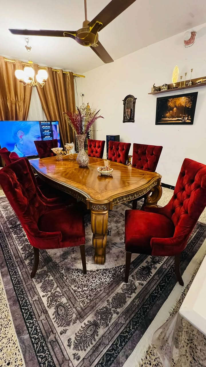 ميز طعام منشأ امريكي خشب الجوز الطبيعي 8 مقعد سعر 860 تواصل ***********
