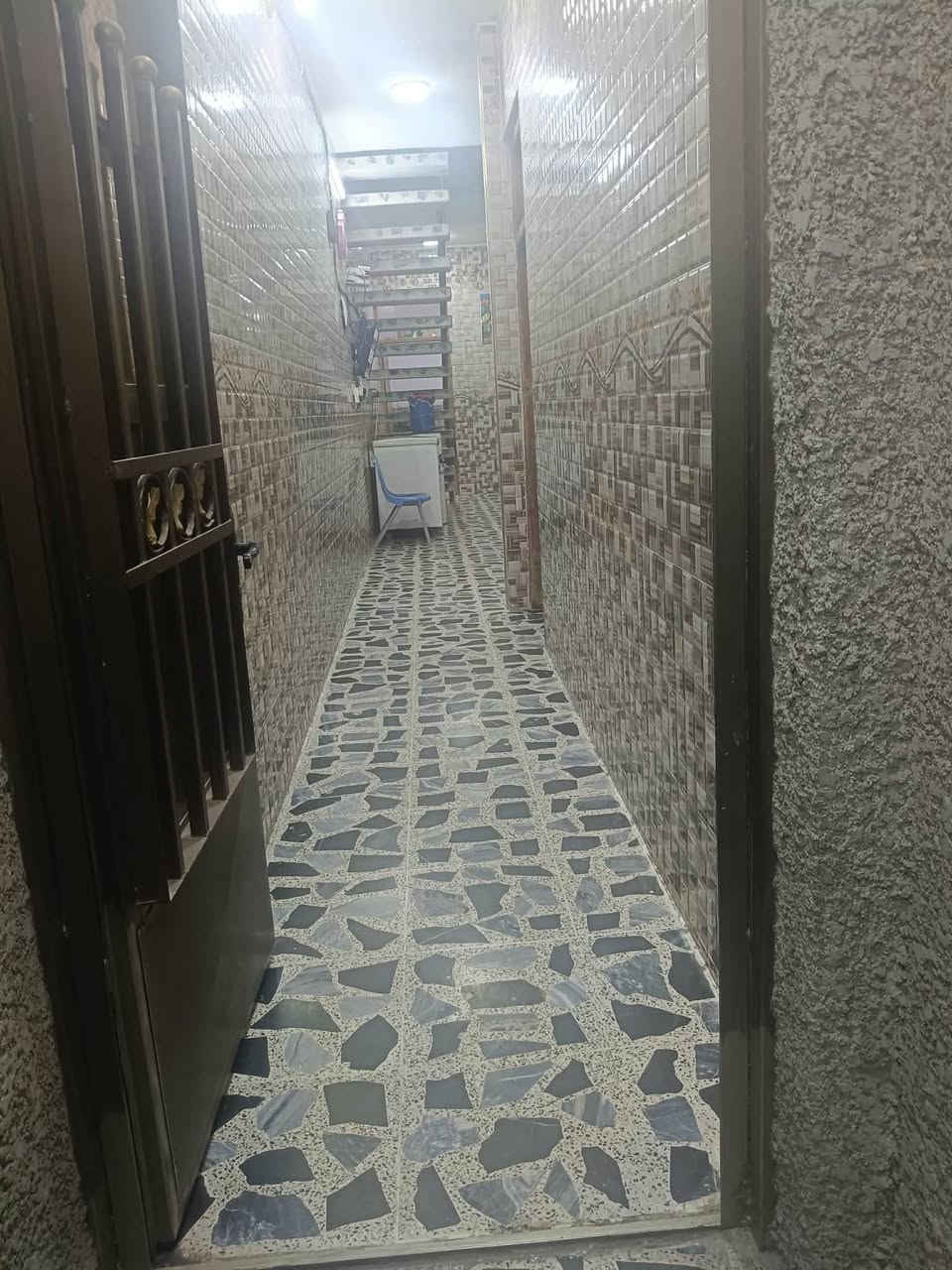 بيت ١٠٠ متر  للبيع واجهه ٥ نزال ٢٠  مدخلين نضيف جدا موقعه الشعب خلف مكوى الخضراء وقرب سوق شلال يحتوي  على حمام خارجي وطرمه واستقبال  و٣ غرف نوم وحولي مطبخ وخدمات عدد ٢ ومنور وبالكونه كبيره سطح عدد٢ للتواصل ***********
