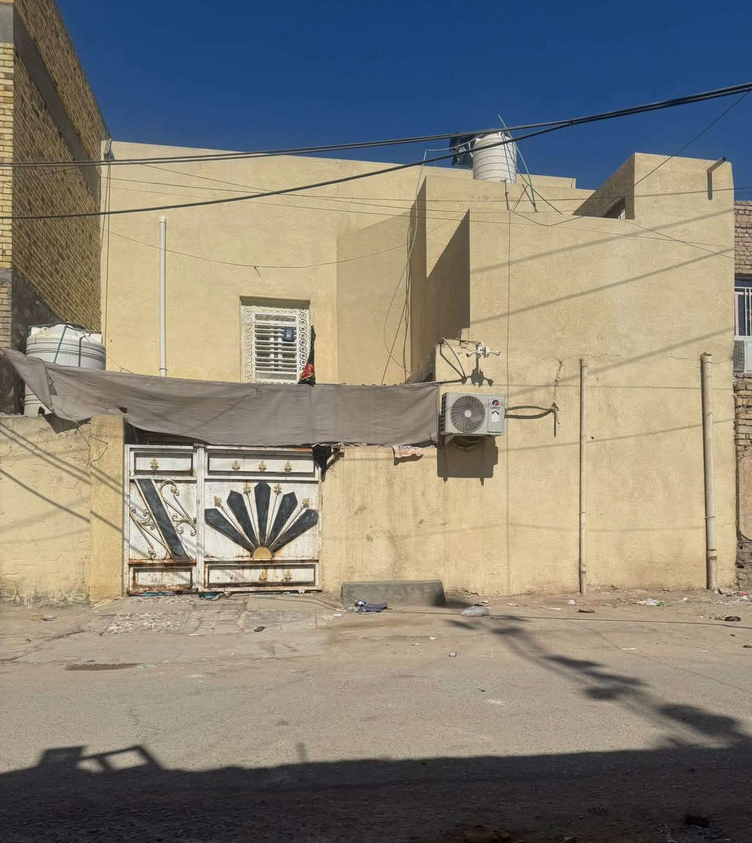 بيت للبيع حي العسكري قرب جامع مسلم بن عقيل 125 متر مربع طابقين عكادة بي 4 غرف السعر 95 وبي مجال الاستفسار***********
